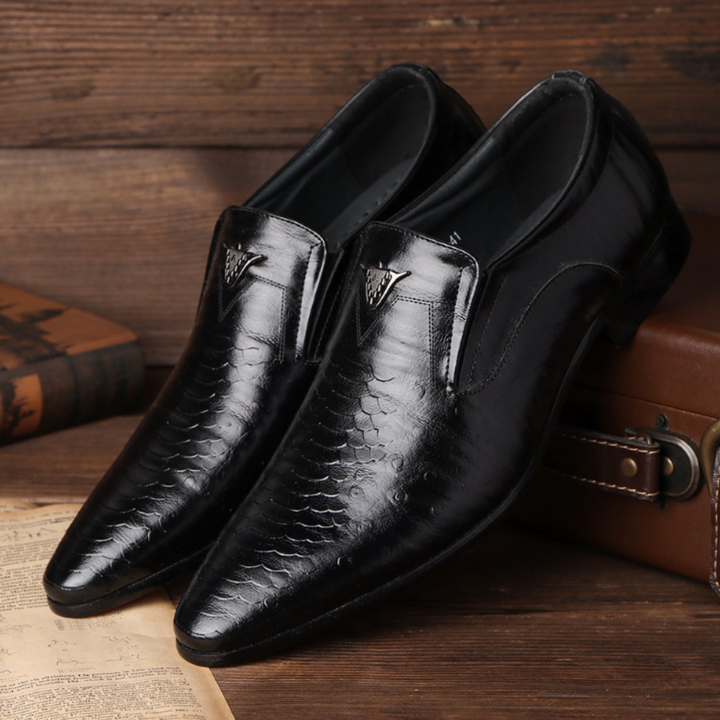 Schwarze Herren-Lederslipper mit Krokodilprägung, elegantes Design, formelle Schuhe.