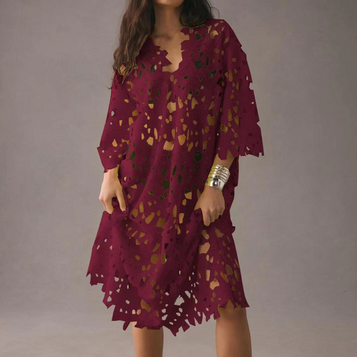 Damenkleid weinrot, Spitzenmuster, knielang, elegant, modisch, Freizeitkleidung.