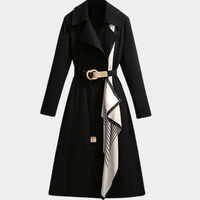 Schwarzer Damenmantel mit Gürtel und weißem Schal, elegantes Design, Herbstmode.