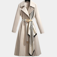 Damen Trenchcoat beige, Gürtel mit Schnalle, geometrisches Muster, eleganter Herbstmantel.