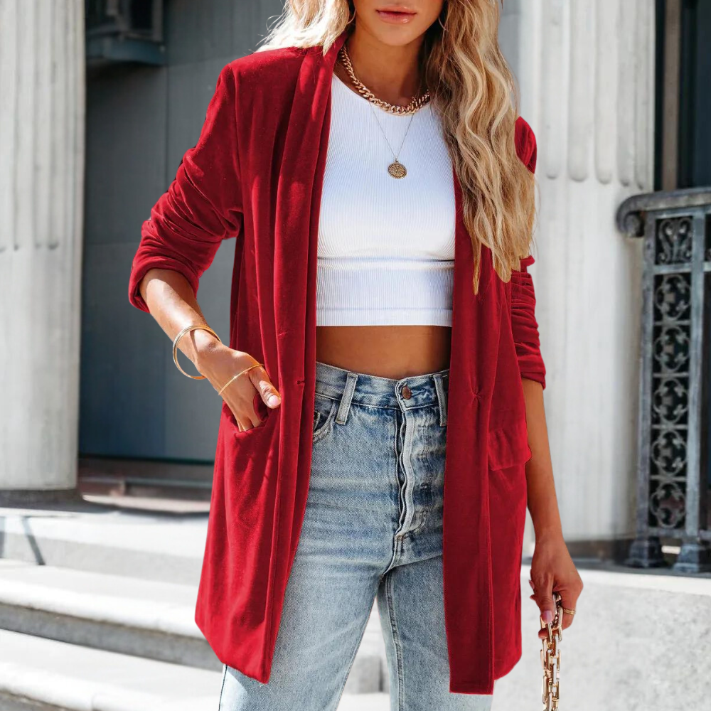 Frau in weinrotem Blazer, weißem Top und Jeans, modisch, urbaner Stil, Damenmode.