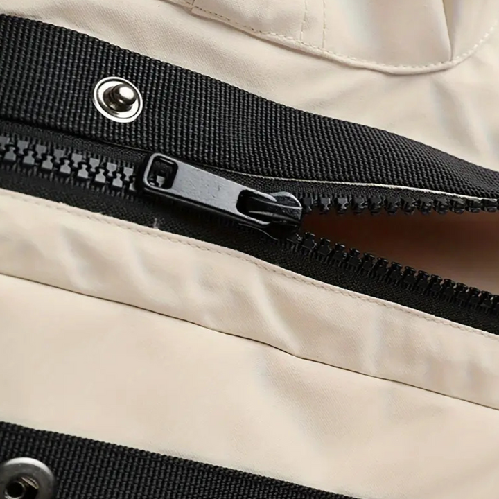 Beige Tasche mit schwarzem Reißverschluss, Nahaufnahme, strapazierfähiges Material, modisches Design.