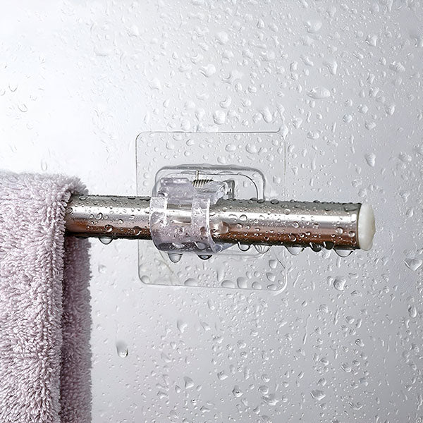 Klemmhalterung hält eine Metallstange mit lila Handtuch an einer nassen Wand, Wassertropfen auf der Oberfläche zeigen die Feuchtigkeitsbeständigkeit. 4