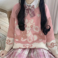 Mädchen in rosa Pullover mit Herzmuster und kariertem Rock, modisch, kawaii-Stil.