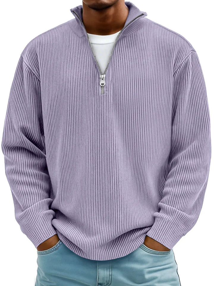 Mann trägt den Rippstrickpullover in Flieder, Frontansicht mit Stehkragen, Reißverschluss und weißem Shirt darunter 9