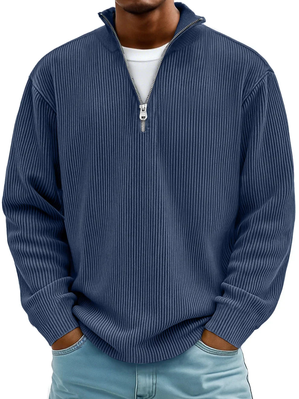 Mann trägt den Rippstrickpullover in Marineblau, Frontansicht mit hochgezogenem Stehkragen und offenem Reißverschluss 5