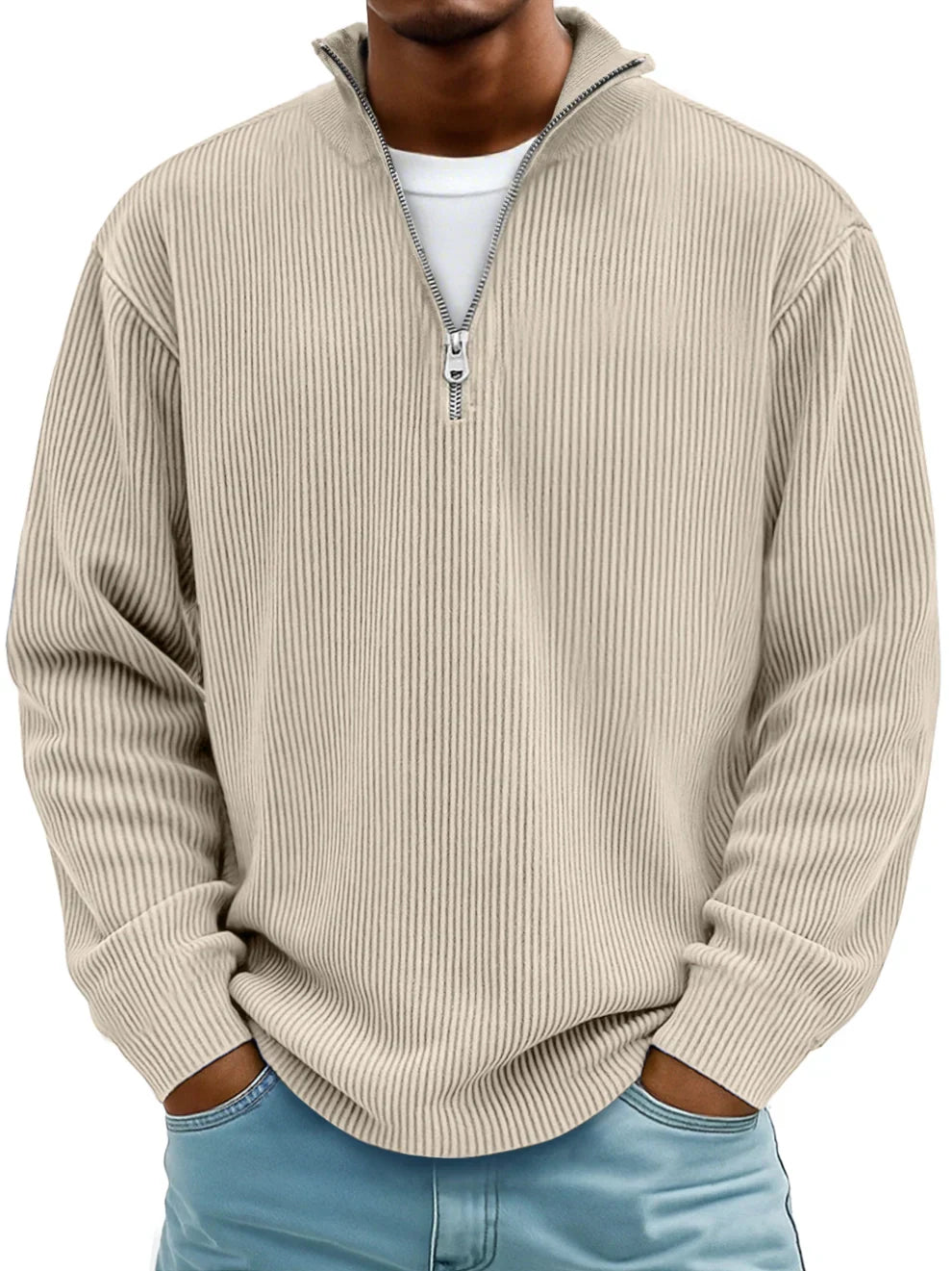 Mann trägt den Rippstrickpullover in Beige, Frontansicht mit Stehkragen, Reißverschluss und weißem Shirt darunter 4