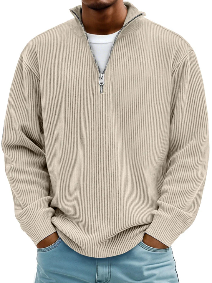 Mann trägt den Rippstrickpullover in Beige, Frontansicht mit Stehkragen, Reißverschluss und weißem Shirt darunter 4