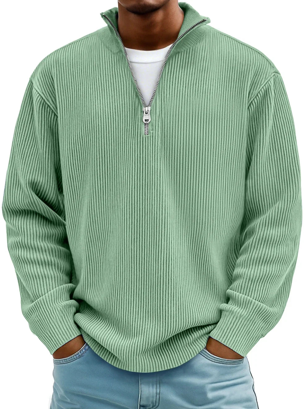 Mann trägt den Rippstrickpullover in hellem Mintgrün, Frontansicht mit Stehkragen und silbernem Reißverschluss 3