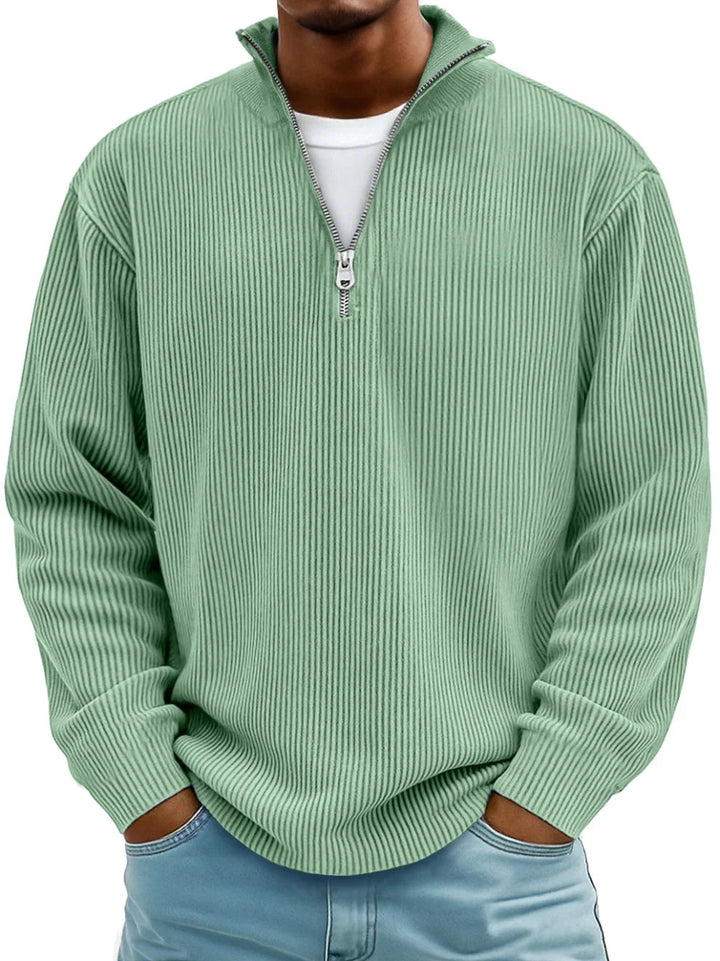 Mann trägt den Rippstrickpullover in hellem Mintgrün, Frontansicht mit Stehkragen und silbernem Reißverschluss 3