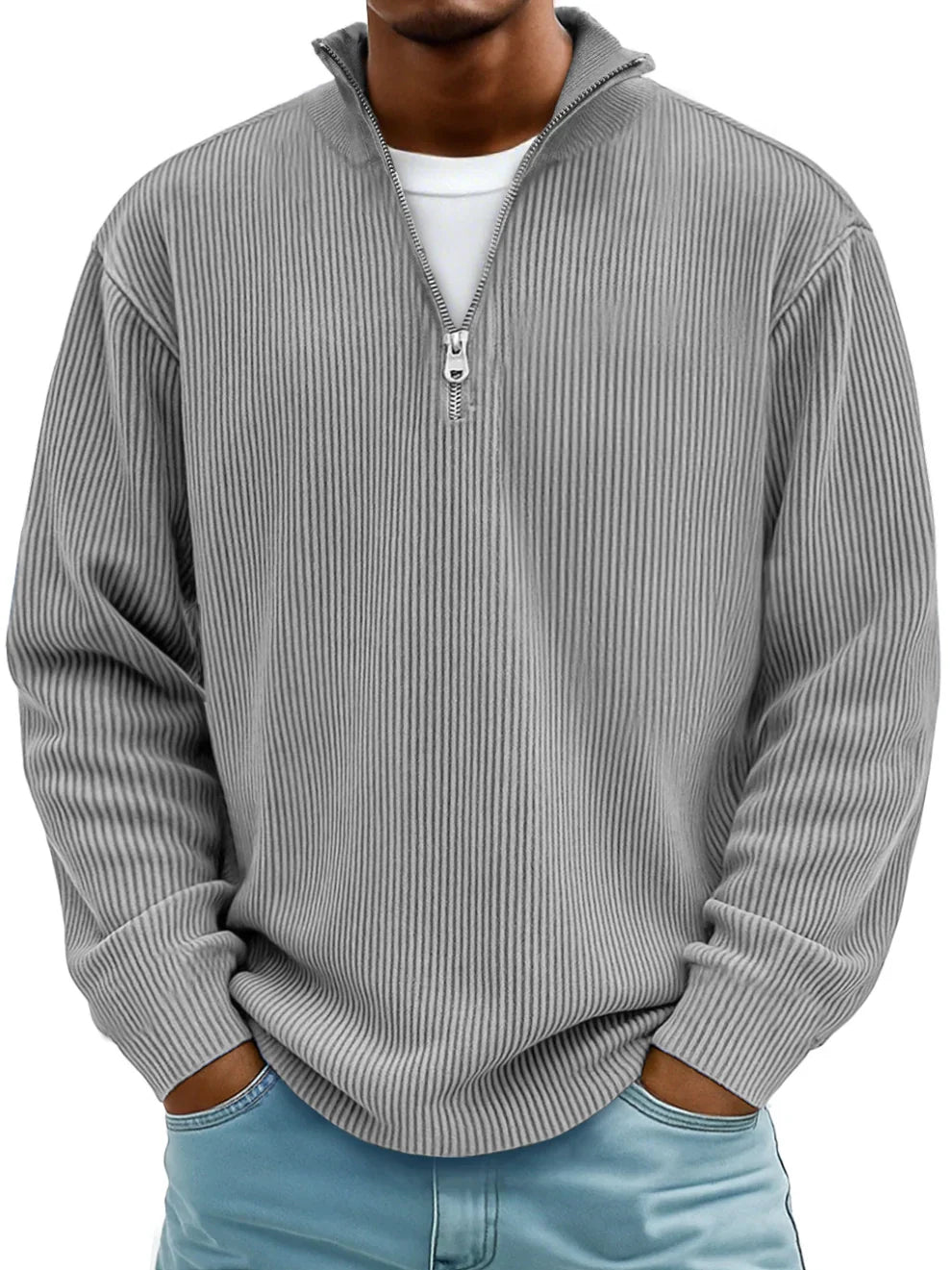 Mann trägt den Rippstrickpullover in Grau mit halboffenem Reißverschluss, kombiniert mit Jeans und weißem Shirt 2