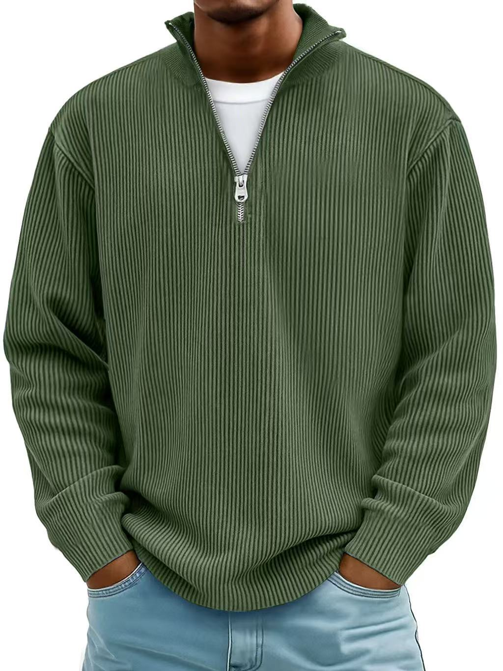 Mann trägt den Rippstrickpullover in Dunkelgrün, Frontansicht mit weit geöffnetem Reißverschluss und Stehkragen 8