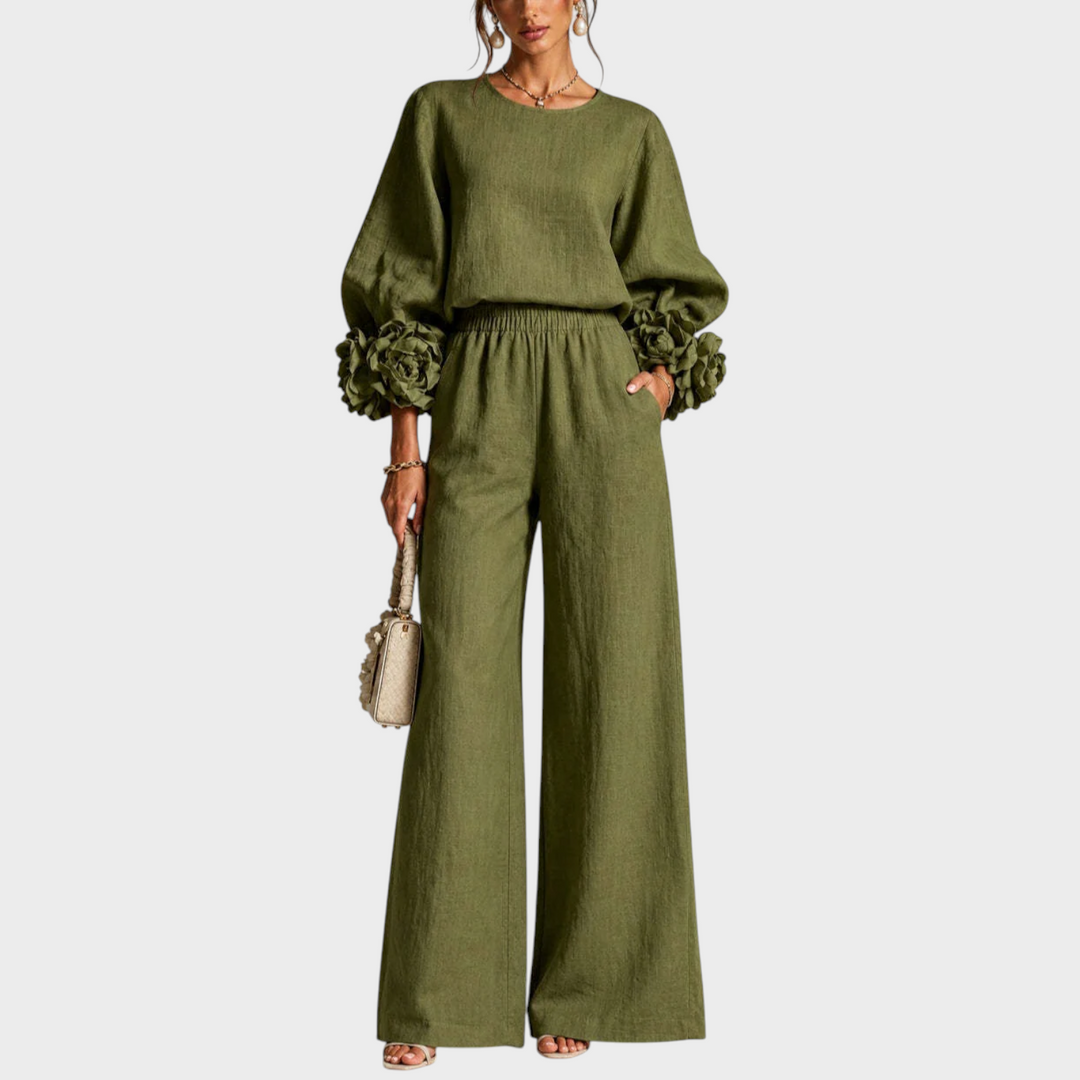 Frontansicht des Sets in Olivgrün an einem Model mit weiter Hose und floralen Ärmelabschlüssen 4