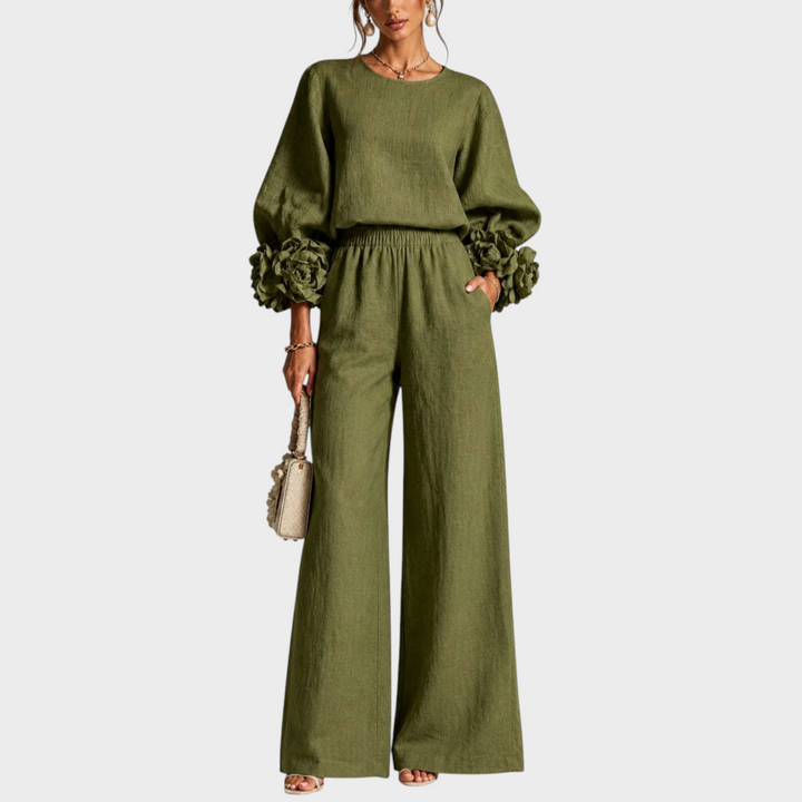 Frontansicht des Sets in Olivgrün an einem Model mit weiter Hose und floralen Ärmelabschlüssen 4