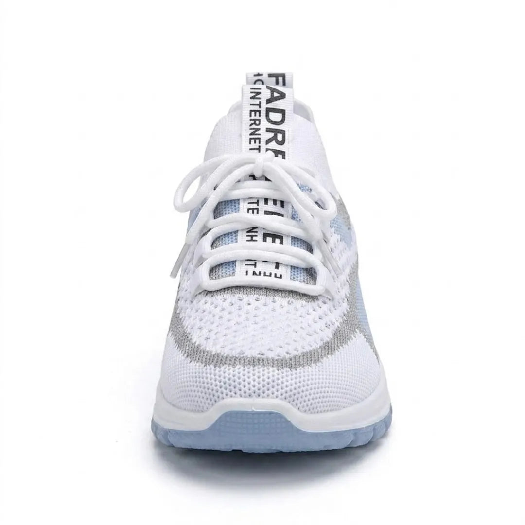 Frontansicht eines weiß-hellblauen Mesh-Sneakers mit weißer Schnürung, breiter Schuhspitze und hellblauer Sohle. 8