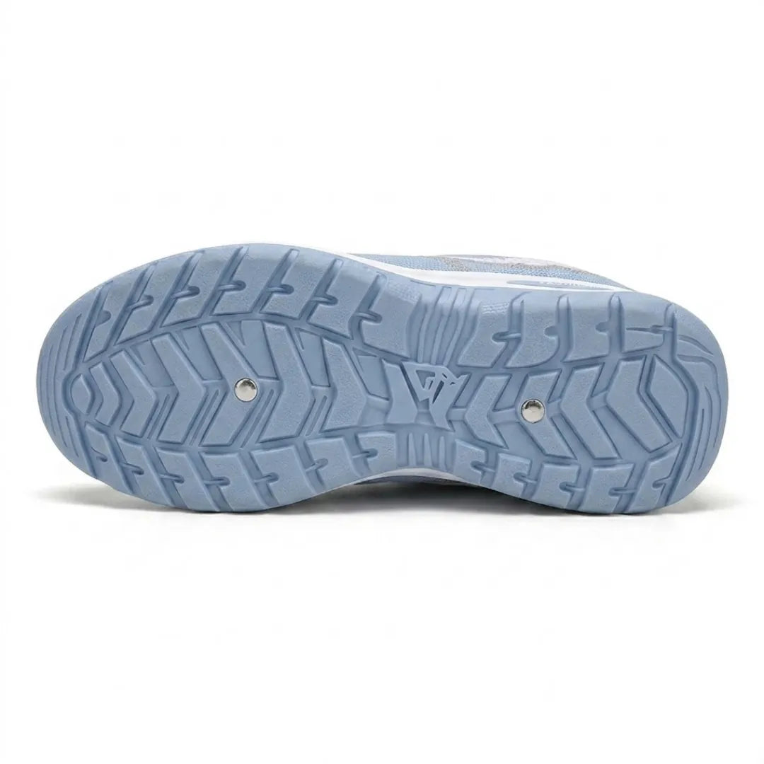 Profilsohle des Sneakers in Hellblau von unten, mit grobem Fischgrätenmuster und zwei kleinen Metallnieten. 9