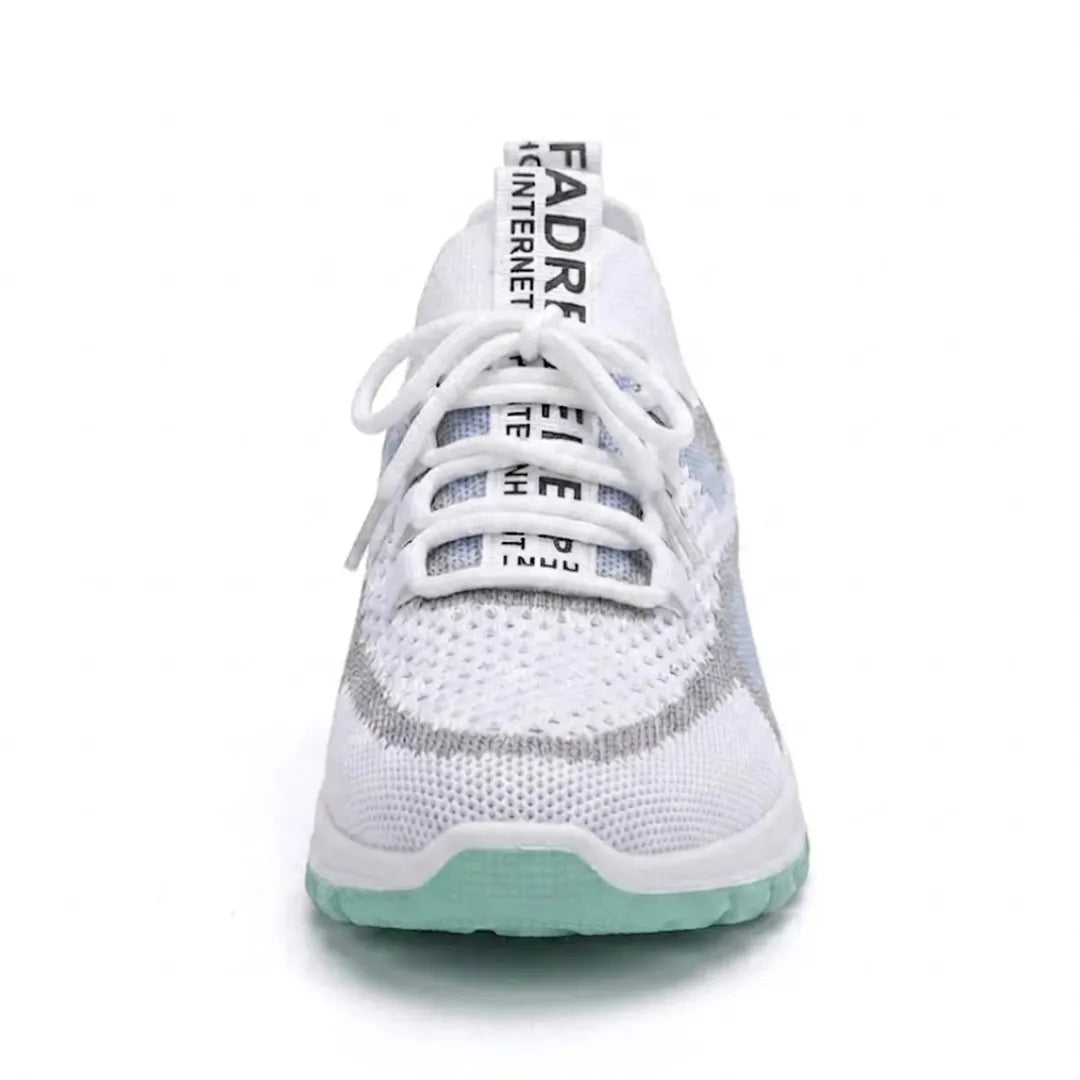 Frontansicht eines weißen Mesh-Sneakers mit weißer Schnürung, breiter Schuhspitze und mintgrüner Sohle. 17