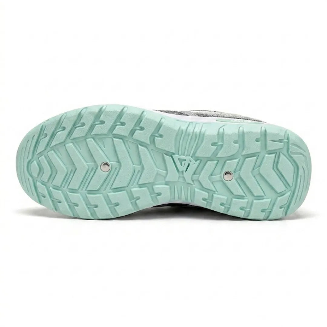 Profilsohle des Sneakers in Mintgrün von unten, mit grobem Fischgrätenmuster und zwei kleinen Metallnieten. 18