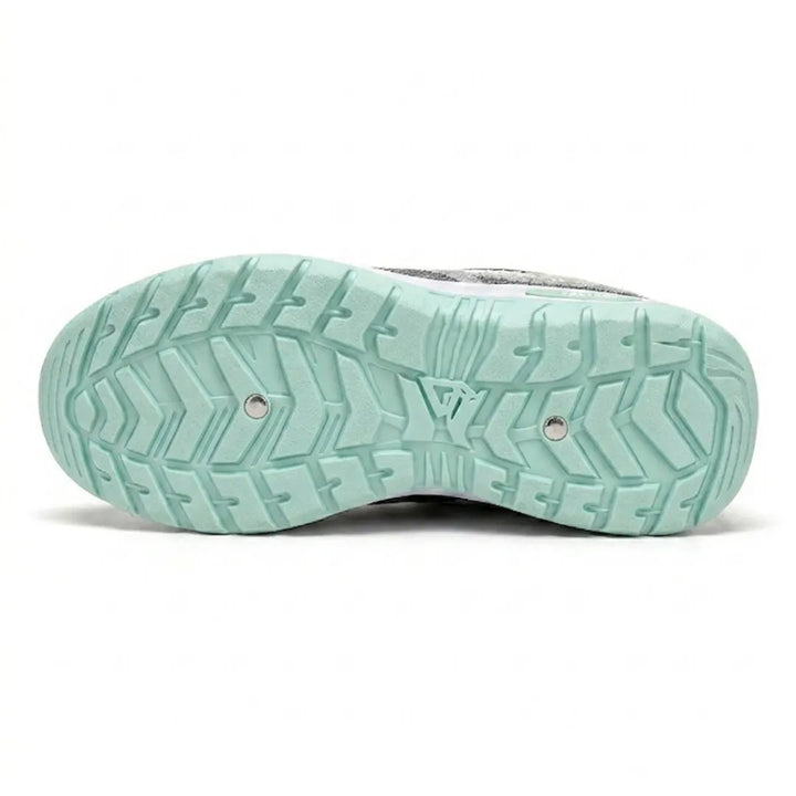 Profilsohle des Sneakers in Mintgrün von unten, mit grobem Fischgrätenmuster und zwei kleinen Metallnieten. 18