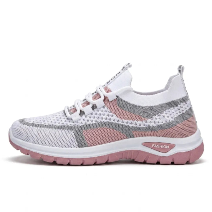 Seitenansicht eines weißen Mesh-Sneakers mit rosa und grauen Akzenten, Schnürung und rosa Sohle auf weißem Hintergrund. 19