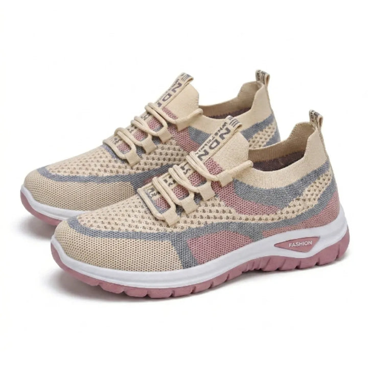 Paar beige-rosa-blauer Mesh-Sneaker mit Gummischnürung und rosa Sohle, schräg von der Seite auf weißem Hintergrund. 34