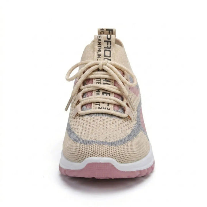 Frontansicht des beigen Mesh-Sneakers mit rosa und grauen Akzenten, geschnürt, mit breiter Spitze und rosa Sohle. 35