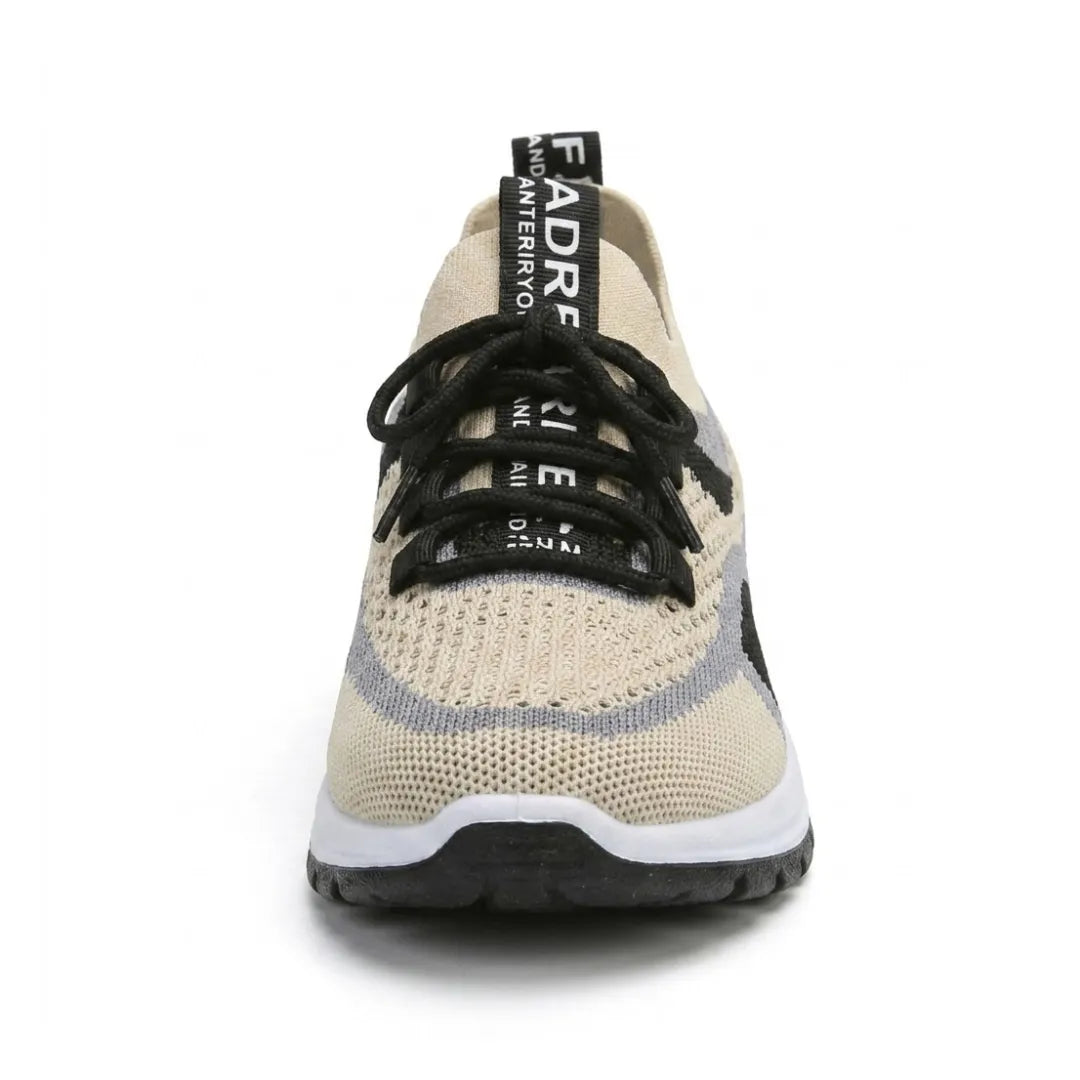 Frontansicht eines beigen Mesh-Sneakers mit grauen und schwarzen Streifen, schwarzer Schnürung, Fersenlasche und weißer Sohle mit schwarzem Profil. 44