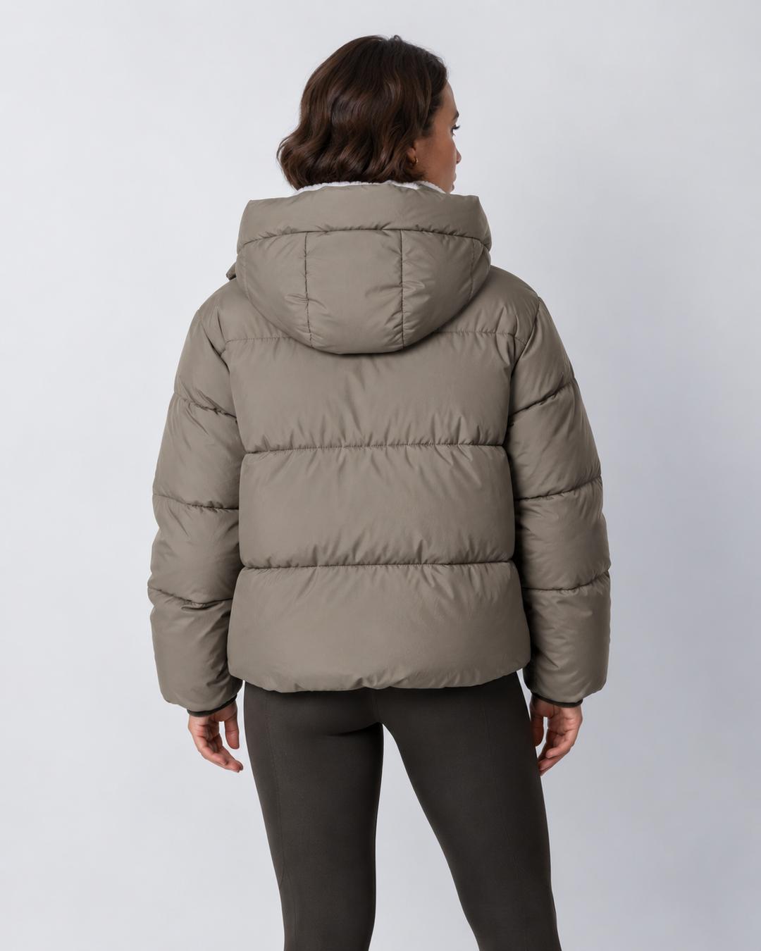 RĂĽckansicht der graubraunen Steppjacke mit Kapuze und breiten horizontalen Steppnähten 20