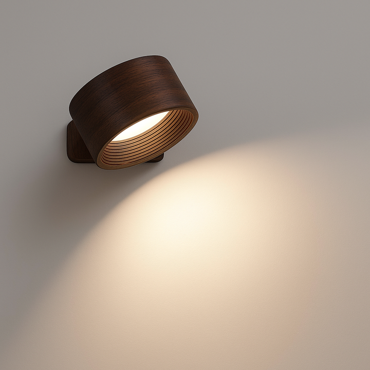 Wandlampe in dunkler Nussbaum-Holzoptik mit gerilltem Innenring, wirft einen warmen Lichtkegel auf die Wand. 4