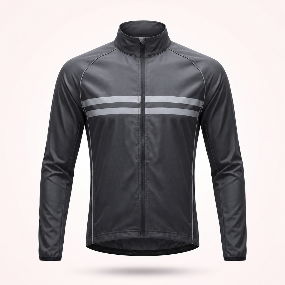Schwarz-graue Radjacke mit Stehkragen, Frontreißverschluss und zwei hellen reflektierenden Streifen auf der Brust, frontal vor hellem Hintergrund. 1