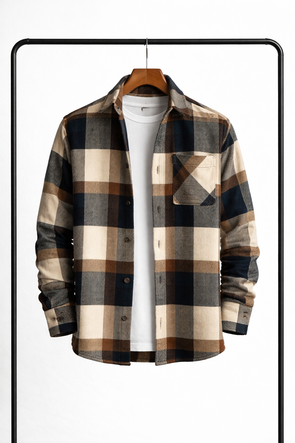 Vorderansicht der Variante in Beige, Braun und Dunkelblau kariert am Bügel, offen über weißem T-Shirt, mit Brusttasche. 5