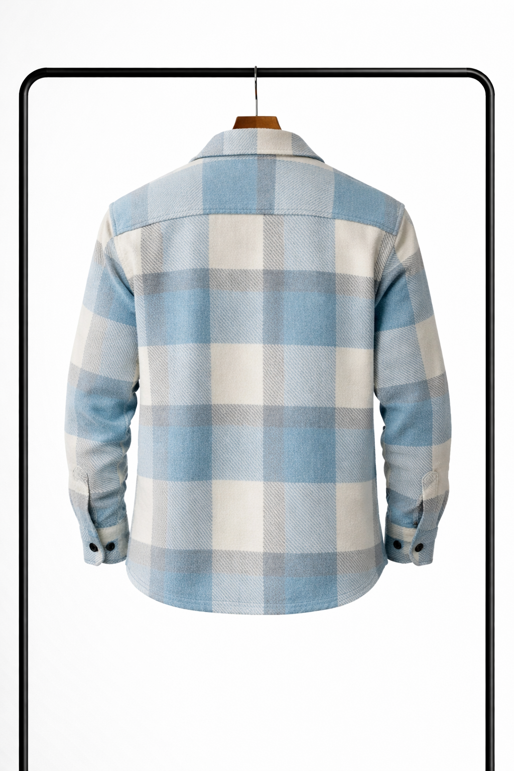 Rückansicht der hellblau-creme karierten Hemdjacke am Bügel mit Schulterpasse, großem Karomuster und geknöpften Manschetten. 2