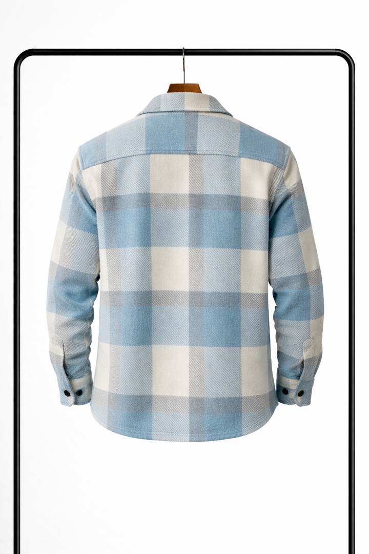 Rückansicht der hellblau-creme karierten Hemdjacke am Bügel mit Schulterpasse, großem Karomuster und geknöpften Manschetten. 2