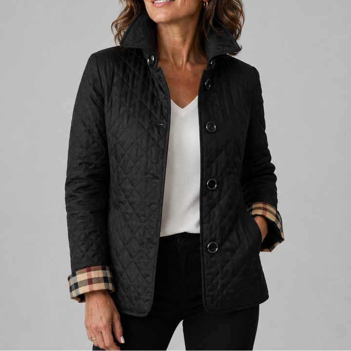 Schwarze Steppjacke mit Karo-Innenfutter an den umgeschlagenen Ärmeln, kombiniert mit weißem Top und schwarzer Hose 3