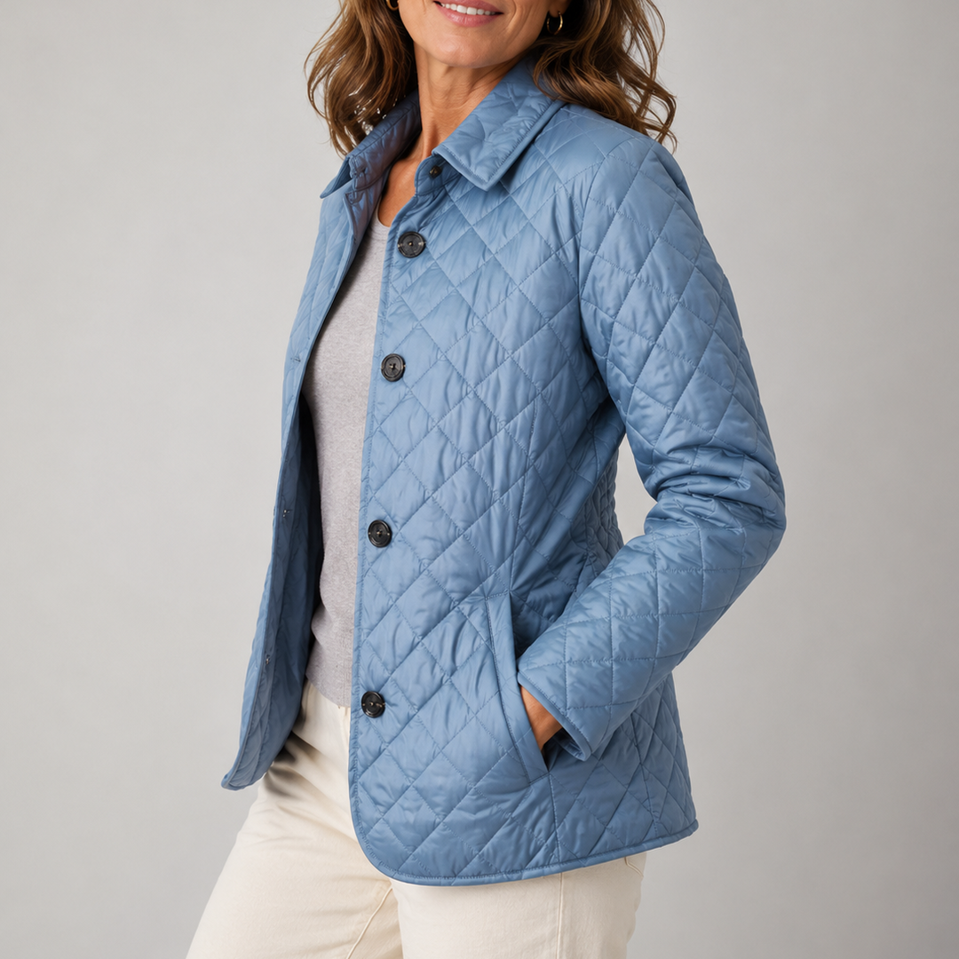 Hellblaue Steppjacke in Seitenansicht mit Eingrifftaschen, getragen mit grauem Oberteil und heller Hose 4