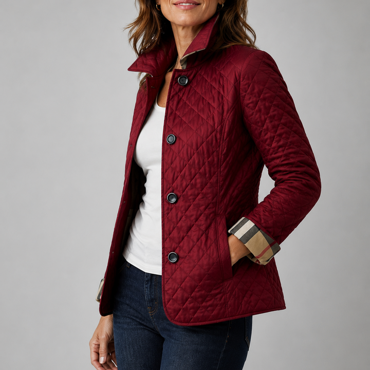 Weinrote Steppjacke mit hochgestelltem Kragen und Karo-Ärmelumschlag, getragen mit weißem Shirt und Jeans 5