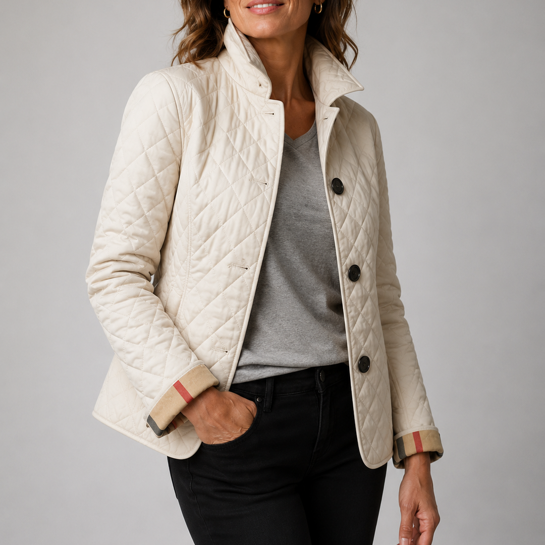 Cremefarbene Steppjacke mit Karo-Ärmelumschlag, getragen mit grauem V-Shirt und schwarzer Jeans, Hand in der Tasche 6
