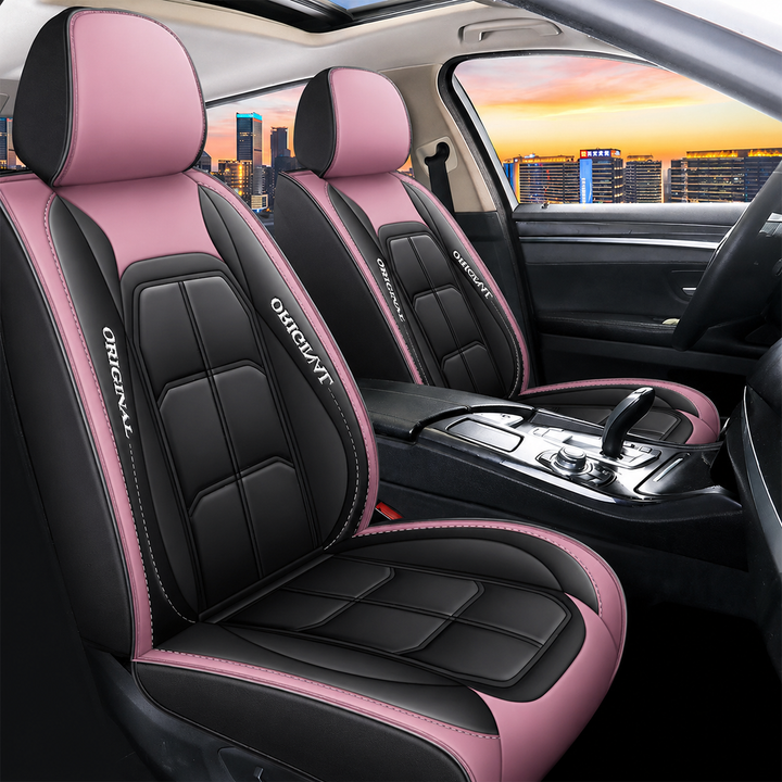 Vordere Autositze mit schwarz-rosa Kunstlederbezug, weißen Nähten und gestepptem Muster in einem Innenraum mit Panoramadach. 14