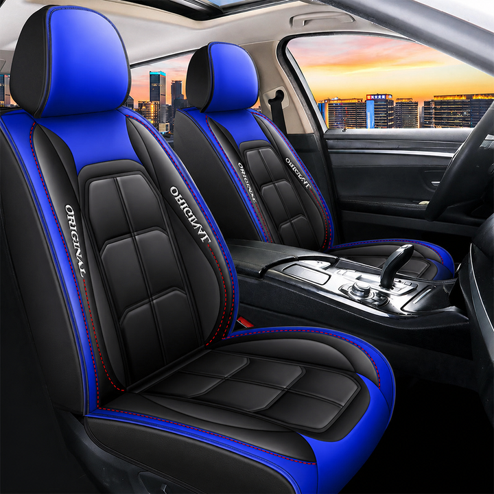 Vordere Autositze mit schwarz-blauem Kunstlederbezug und roten Ziernähten im Innenraum mit Panoramadach und Skyline. 16