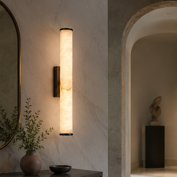 Leuchtende Marmor-Wandleuchte mit dunklen Kappen an einer marmorierten Wand im Flur, darunter ein Tisch mit Vase und Schale. 5