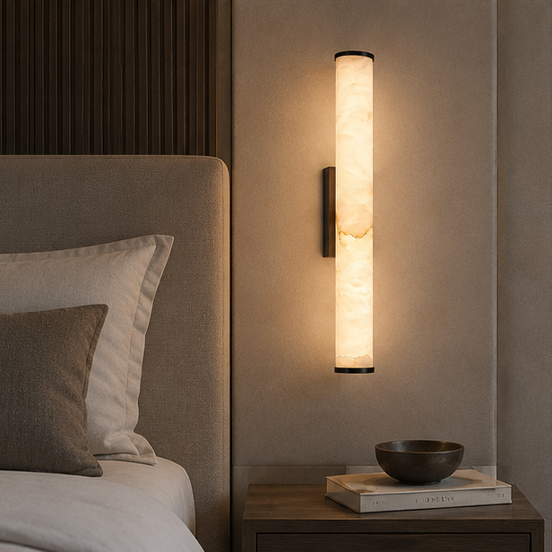 Als Nachttischlampe über einem Holznachttisch montierte Marmor-Wandleuchte neben einem gepolsterten Kopfteil mit Kissen im Schlafzimmer. 6