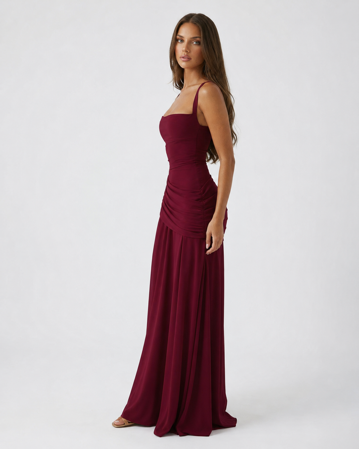 Weinrotes Kleid von der Seite mit dünnen Trägern, seitlich gerafftem Hüftteil und lang fallendem Chiffonrock. 17
