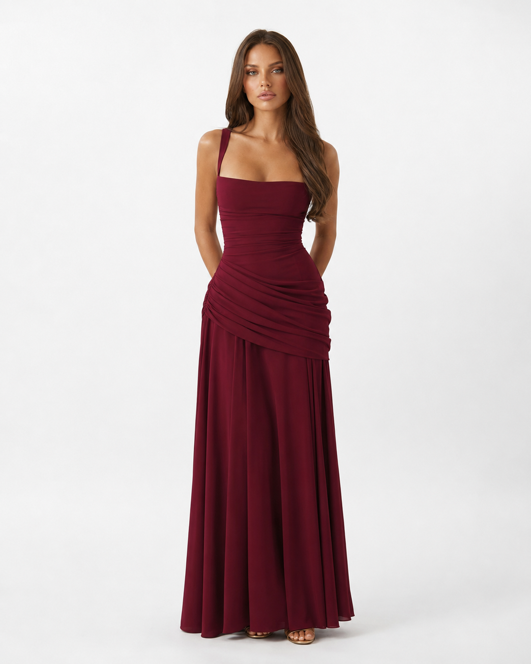 Weinrotes Maxikleid von vorn mit eckigem Ausschnitt, breiten Trägern, gerafftem Hüftteil und weitem Rock. 16