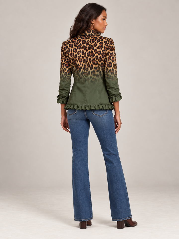 Rückansicht des olivgrün verlaufenden Leoparden-Blazers mit Rüschensaum und Rüschen an den Ärmelabschlüssen, getragen zu Jeans. 7