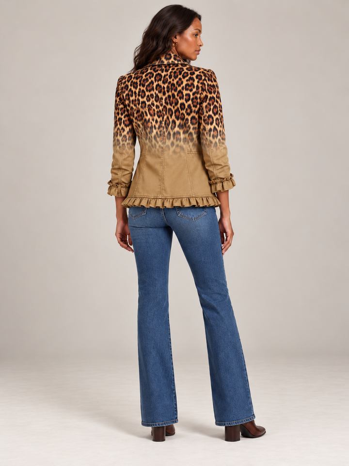 Rückansicht des beige verlaufenden Leoparden-Blazers mit Rüschensaum und gerüschten Ärmelabschlüssen, getragen zu Schlagjeans. 10
