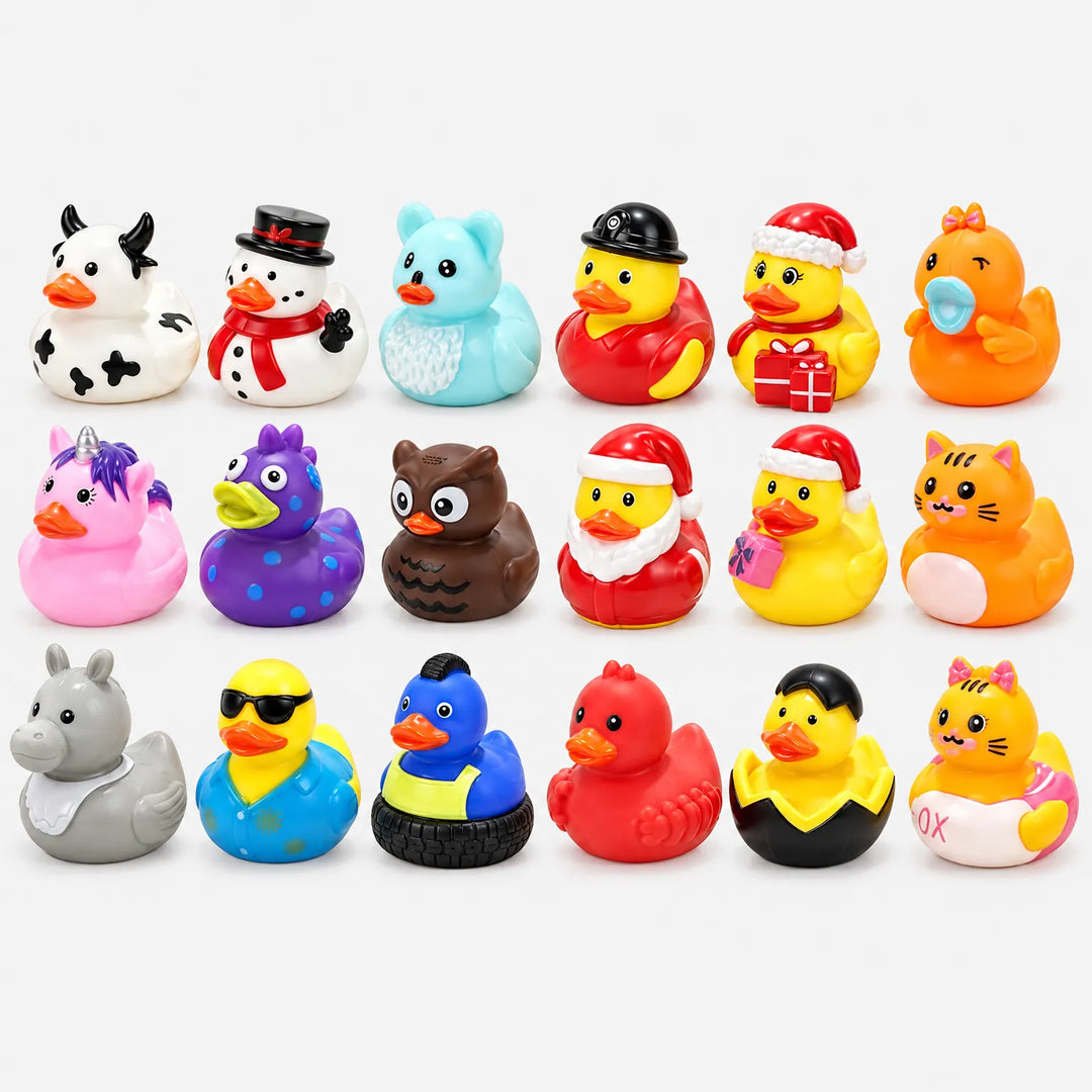 Achtzehn verschiedene Gummienten vor hellem Hintergrund, unter anderem als Kuh, Schneemann, Weihnachtsmann, Einhorn, Eule, Katze und Nilpferd verkleidet. 3
