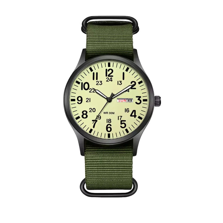 Variante mit hellem, blassgrünem Zifferblatt, schwarzen Ziffern und olivgrünem Stoffarmband, frontal auf weißem Hintergrund. 5