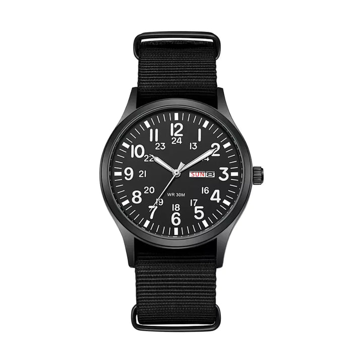 Variante mit schwarzem Zifferblatt und schwarzem Stoffarmband, frontal vor weißem Hintergrund, mit weißen Ziffern und Datumsfenster. 7