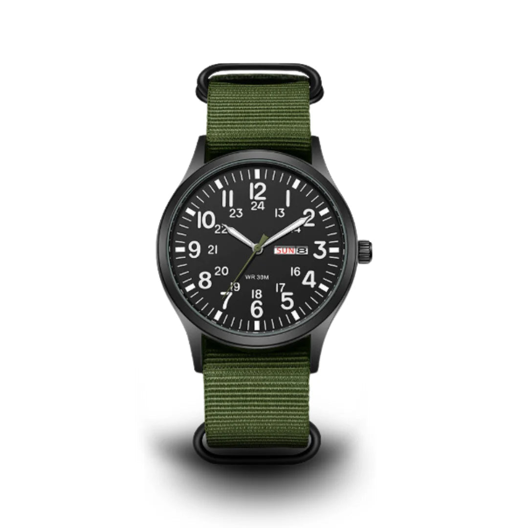 Frontansicht der Uhr mit schwarzem Zifferblatt, weißen Ziffern, Tagesdatumsfenster und olivgrünem Stoffarmband mit schwarzen Ringen auf weißem Hintergrund. 1