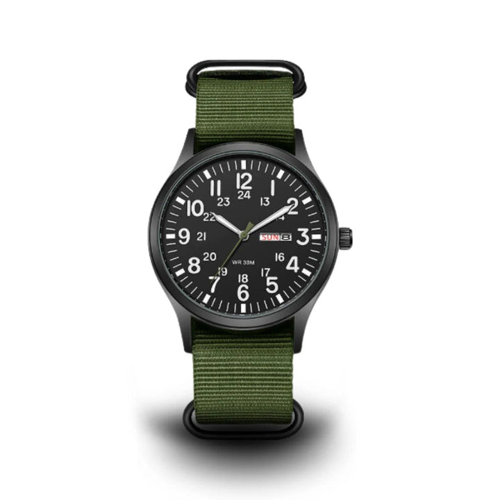 Frontansicht der Uhr mit schwarzem Zifferblatt, weißen Ziffern, Tagesdatumsfenster und olivgrünem Stoffarmband mit schwarzen Ringen auf weißem Hintergrund. 1